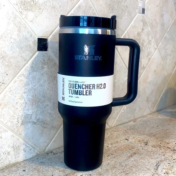 Stanley Black Quencher H2.0  40 oz Tumbler. Brand new is box - Picture 2 of 11